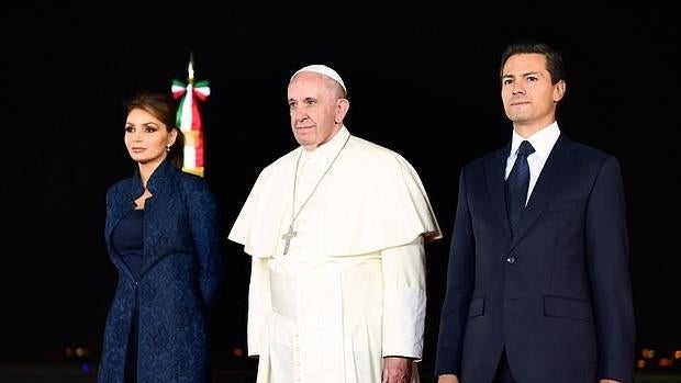 Fotografía cedida por Presidencia de México hoy, jueves 18 de febrero de 2016, del mandatario mexicano, Enrique Peña Nieto (d), y su esposa, Angélica Rivera (i), junto al papa Francisco