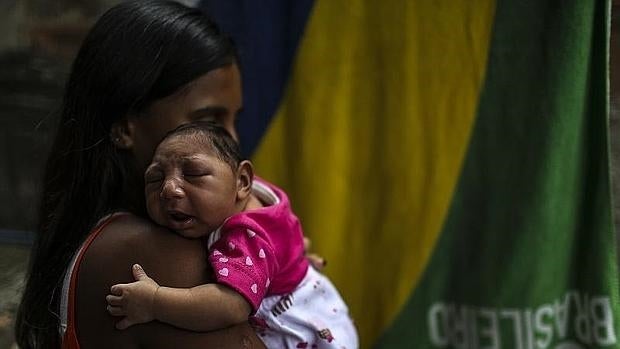 Fotografía del 11 de febrero de 2016, en Río de Janeiro (Brasil) de la madre Leticia de Araujo Aguiar (i), mientas sostiene su hija, Manuelly Araujo da Cruz, de un mes de nacida, quien forma parte de la lista de niños que nacieron con microcefalia tras haberse visto expuesta al virus del Zika durante su gestación