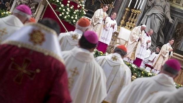 El Papa Francisco (centro) durante la misa con motivo de la celebración de la Cátedra de San Pedro en el Vaticano