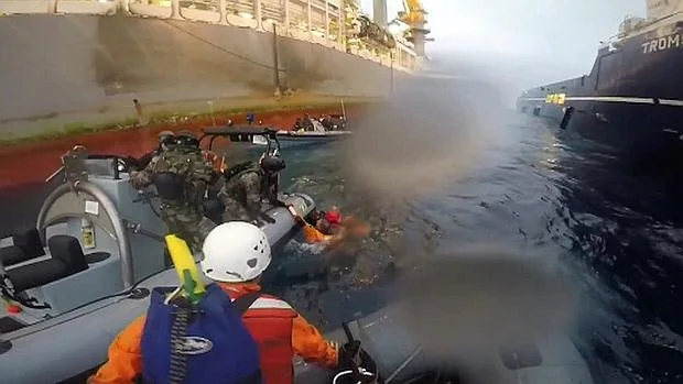 Efectivos de la Armada rescatan a una activista caida al agua, druante el incidente, el pasado 15 de noviembre de 2014