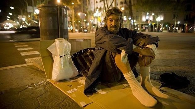 Una persona sin hogar en una calle de Barcelona