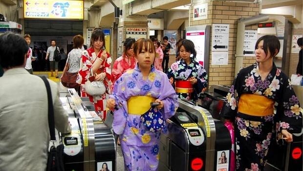 Mujeres vestidas de yukata en la estación de Akihabara
