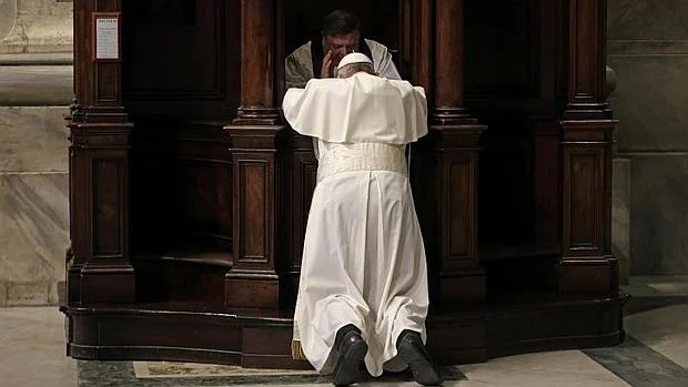 El Papa Francisco se confiesa con motivo de la Liturgia de la Penitencia en la basílica de San Pedro