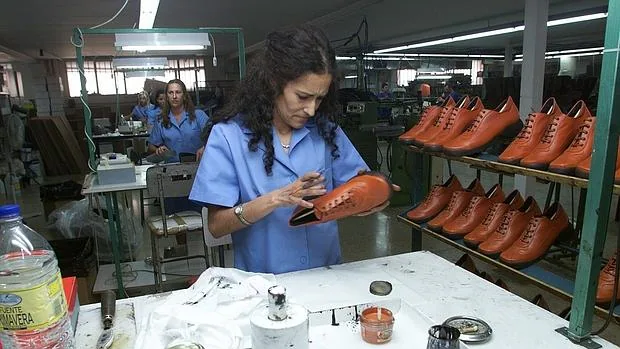 Mujeres trabajan en una fábrica de calzado