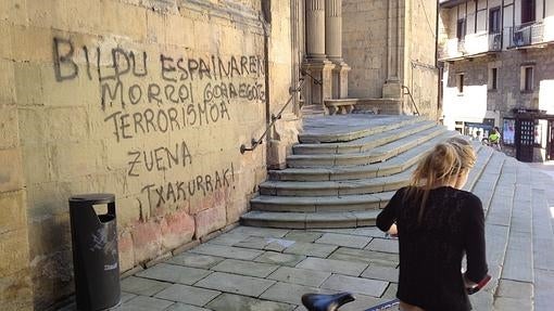 Pintada aparecida en la fachada principal de la iglesia de Rentería, en la que se acusa a Bildu de ser «siervos de España»