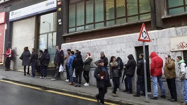 Una oficina de Lambide con una larga cola de desempleados en Bilbao