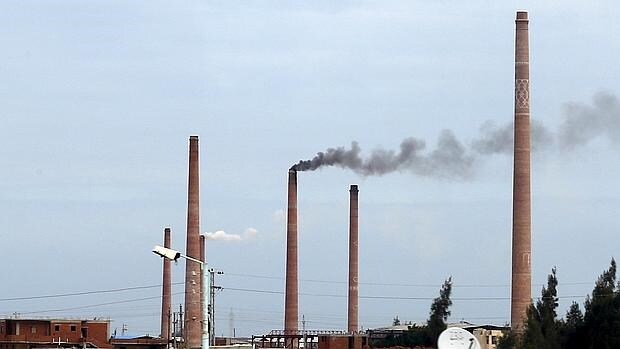 El humo sale de una fábrica cerca de El Cairo, Egipto