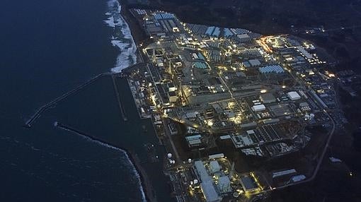 La zona golpeada por el tsunami de 2011, iluminada un día antes de celebrar el quinto aniversario de la tragedia