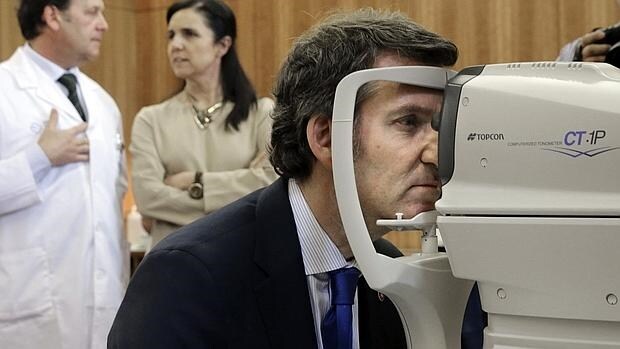 Imagen de 2014, cuando Alberto Núñez Feijóo, presidente de la Xunta, se realizó una prueba para la detección precoz de glaucoma