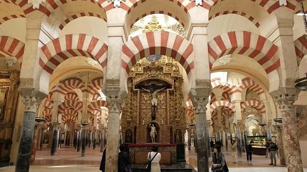 Un grupo de turistas visita la mezquita-catedral de Córdoba