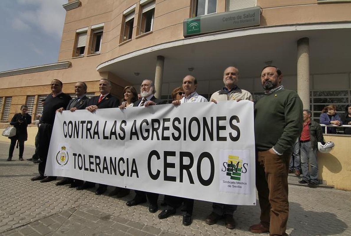 Manifestacion En Sevilla del Colegio de Medicos y sindicatos contra las agresiones a los facultativos