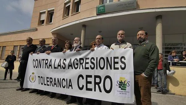 Manifestacion En Sevilla del Colegio de Medicos y sindicatos contra las agresiones a los facultativos