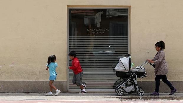 Una familia acude a un comedor social de Cáritas en Valencia