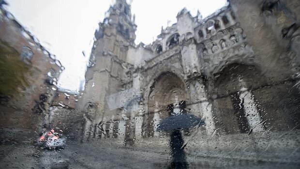 Vista de la catedral de Toledo bajo la lluvia