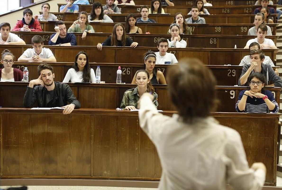 Exámenes de selectividad en la Facultad de Farmacia de la Universidad Complutense.