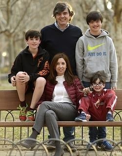 Manuel, su esposa y sus tres hijos, Álvaro a su izquierda, Pablo a su derecha, y abajo Martín