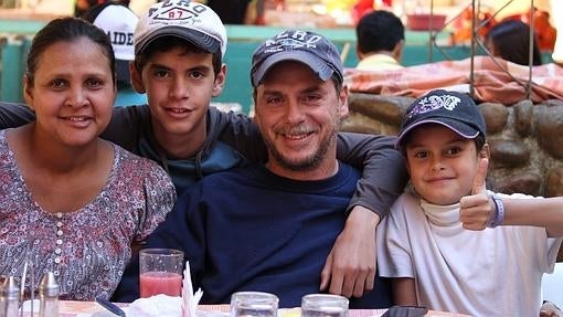 El misionero Germán Sánchez Miguel, junto a su mujer Delmi y sus hijos Daniel y Ana, posan en Cochabamba (Bolivia)