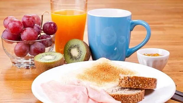 Un desayuno completo debe incluir lácteos, cereales y fruta