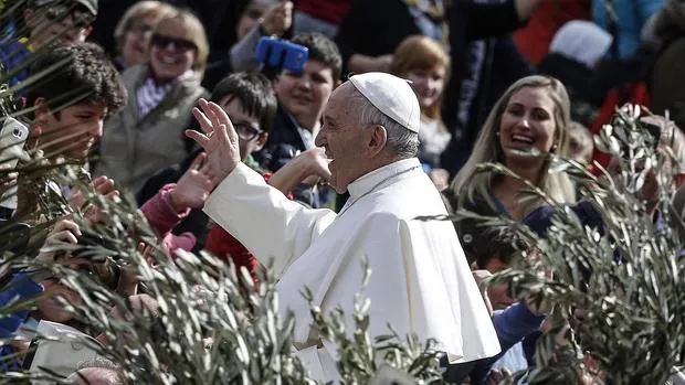 El Papa Francisco el pasado Domingo de Ramos saluda a los fieles en la Plaza de San Pedro
