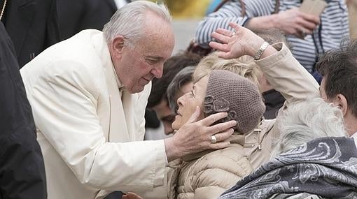 Saluda a una mujer en la Plaza de San Pedro del Vaticano