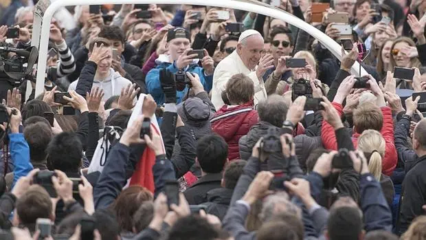 El papa Francisco saluda a los fieles a su llegada a la Plaza de San Pedro del Vaticano para presidir la audiencia general de los miércoles
