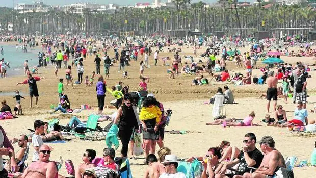 Playa de Levante de Salou (Tarragona) llena de gente este Sábado Santo