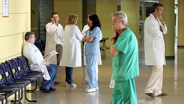 Los médicos comparan la precariedad de sus contratos en la sanidad pública «con el McDonald's»