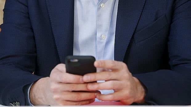 Siete de cada diez padres piden ayuda a sus hijos para usar el móvil