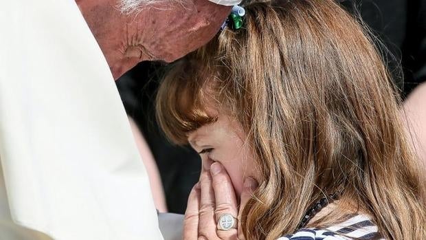 El Papa Francisco (i) conversa con la joven Lizzy Myer (d) durante la audiencia general de este miércoles