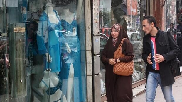 Una pareja pasa ante una tienda de lencería del centro de El Cairo