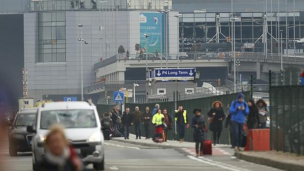 Bélgica eleva a nivel máximo su alerta antiterrorista tras las dos explosiones en el aeropuerto de Bruselas