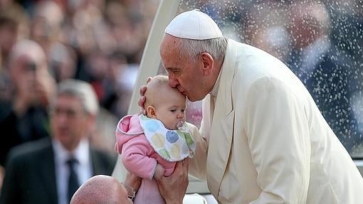 El Papa Francisco besando la frente de un bebé durante una audiencia pública en la Plaza de San Pedro del Vaticano