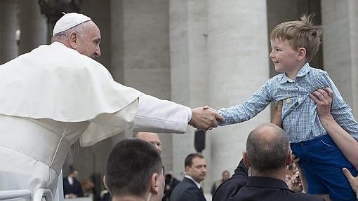 El Papa Francisco saluda a un niño durante la audiencia general de los miércoles en la plaza de San Pedro, Ciudad del Vaticano