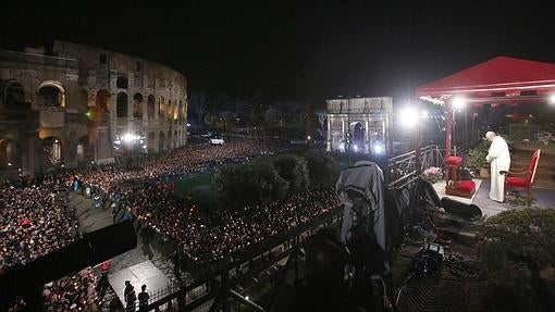 El Papa Francisco preside el Via Crucis en Roma