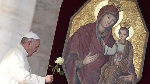 El Papa Francisco deja una rosa blanca ante la imagen de la Virgen María y el Niño Jesús