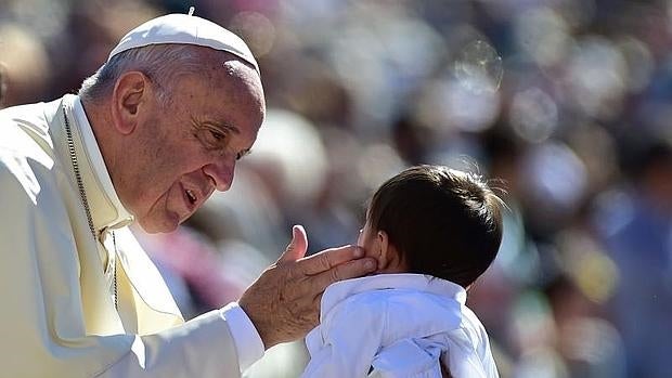 El Papa bendice a un niño durante la audiencia general de este miércoles