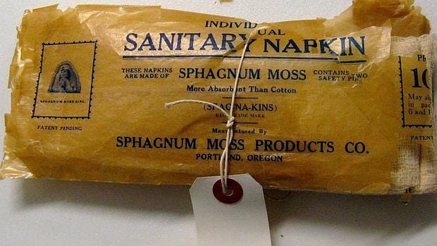 Un paquete de compresas del siglo pasado del Museo de la Menstruación (MUM) en Washington