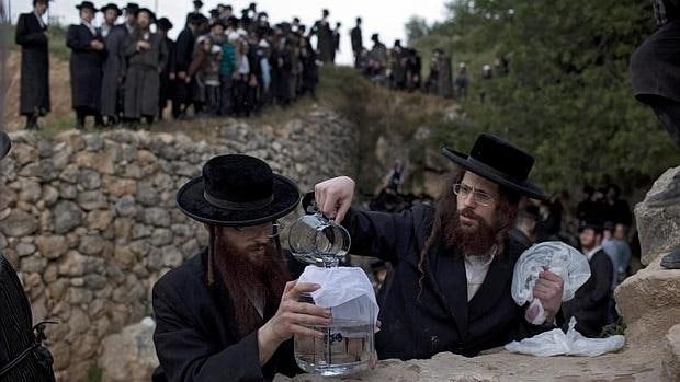 Judíos ultraortodoxos recogen agua de una fuente cerca de Jerusalén este miércoles