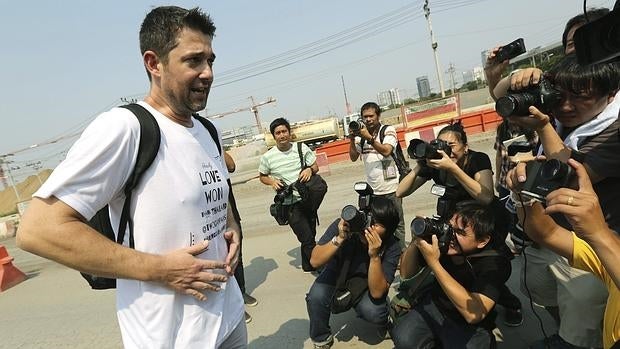 La dura batalla de un matrimonio gay para obtener la custodia de su hija gestada en un vientre de alquiler