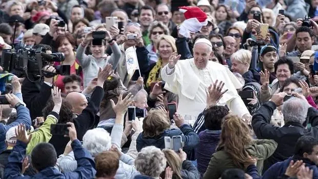 El Papa saluda a su llegada a la audiencia general