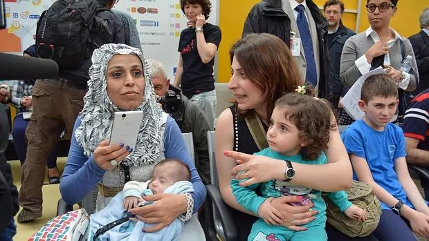 Refugiados sirios a su llegada hoy al aeropuerto de Fiumincino (Roma)