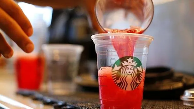Una clienta de Starbucks ha denunciado a la empresa por poner demasiado hielo en las bebidas frías