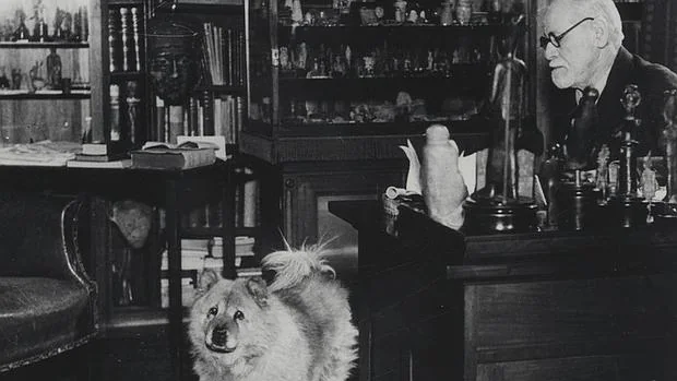 El psicoanalista Sigmund Freud y una de sus perras en la consulta del doctor