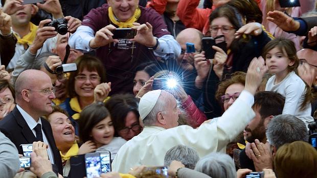 El Pontífice se dio un baño de multitudes tras la audiencia celebrada en el Vaticano con médicos voluntarios