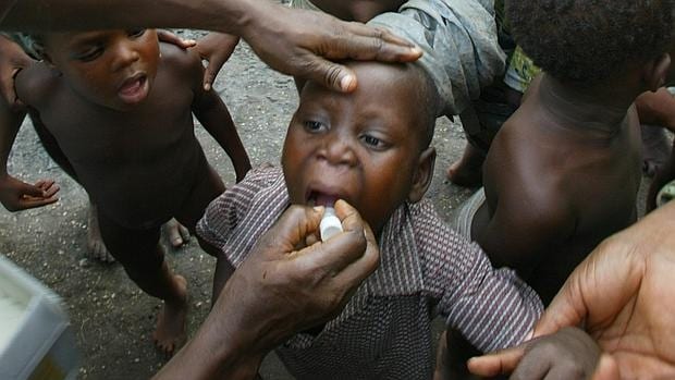 Un niño recibe una vacuna de polio