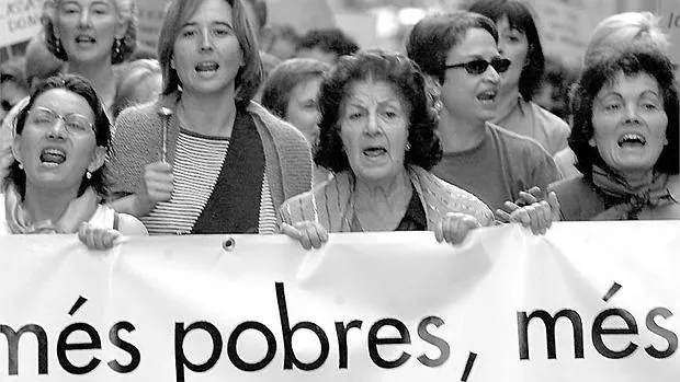 Manifestación en el año 2000 de uans 500 mujeres en Barcelona para reclamar soluciones ante la incesante desigualdad económica entre géneros