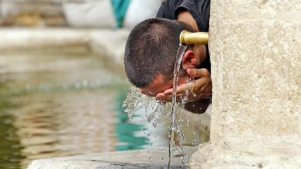 La ola de calor que sufre la India ha complicado hasta el suministro de agua en algunas zonas aisladas del país