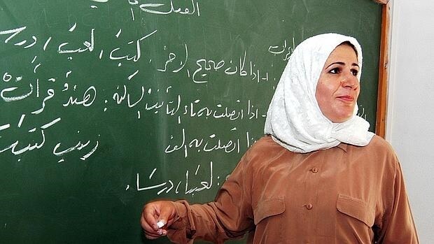 Una profesora iraquí impartiendo clase con el velo islámico
