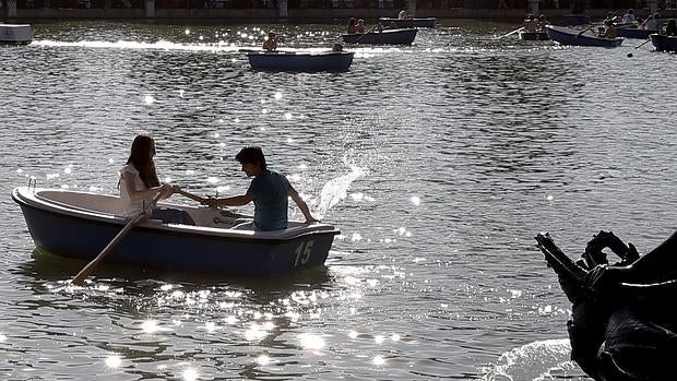 Los residentes en Madrid disfrutan de un día caluroso, con temperaturas de 23-25 grados, en el embarcadero del parque de El Retiro de la ciudad