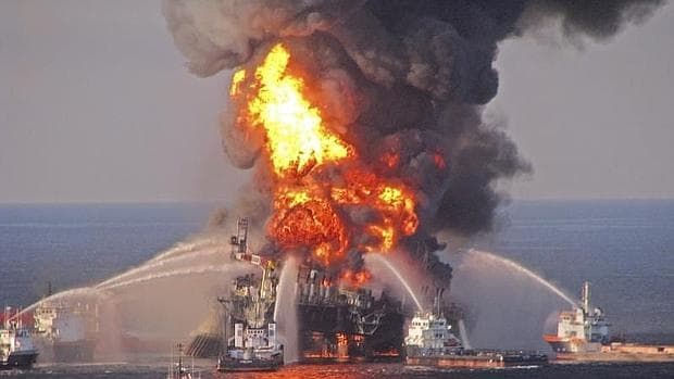 Fotografía de archivo facilitada por la Guardia Costera de Estados Unidos que muestra el incendio tras la explosión en la plataforma Deepwater Horizon en el Golfo de México, el 22 de abril de 2010